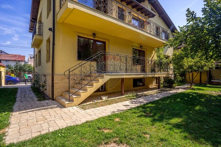 Casă individuală cu 8 camere cu Teren 405 Mp în Grigorescu