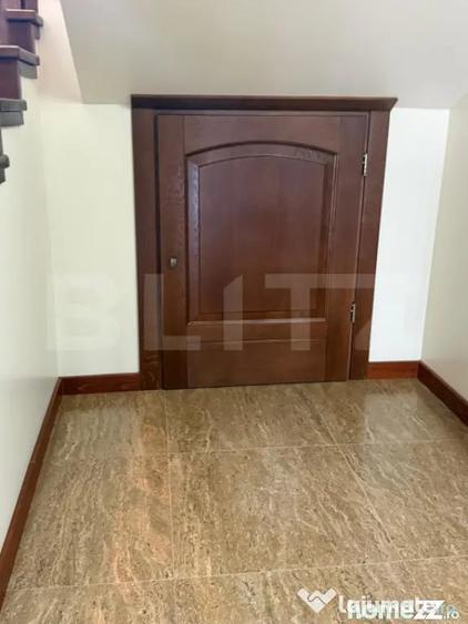 Casă cu 7 camere cu Teren 959 Mp în Central