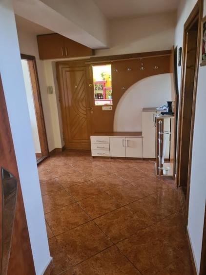 Închiriez apartament cu 3 camere, în zona Cantemir - 3