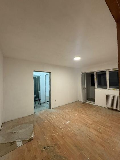 Apartament cu 4 camere semidecomandat în Satu Nou