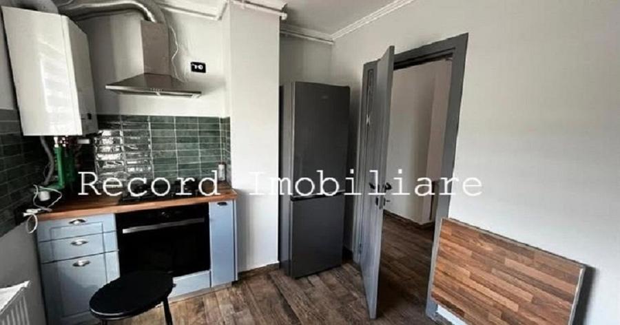 Apartament cu 3 camere decomandat în Florești