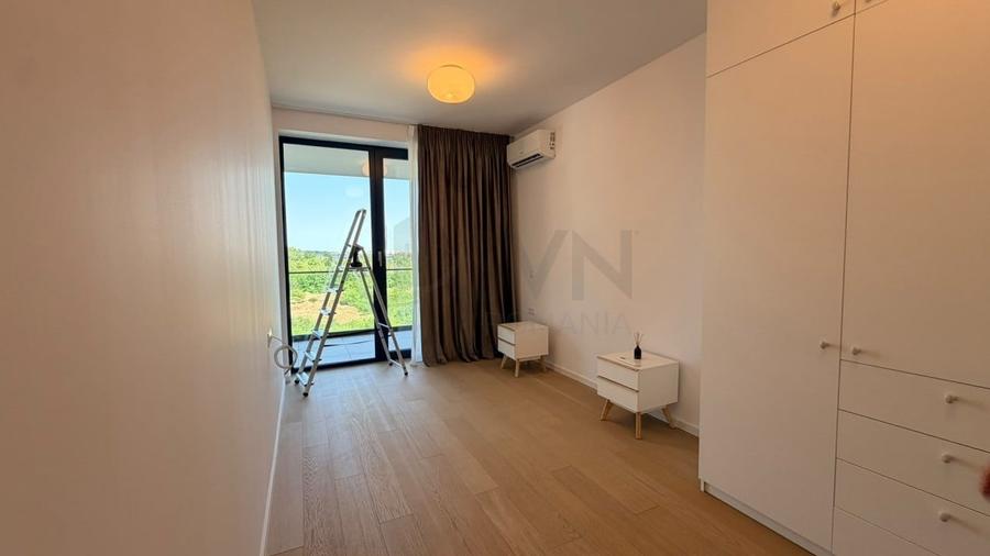 Apartament cu 3 camere semidecomandat, mobilat în Băneasa