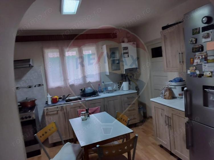 Casă cu 5 camere cu Teren 950 Mp în Biharia