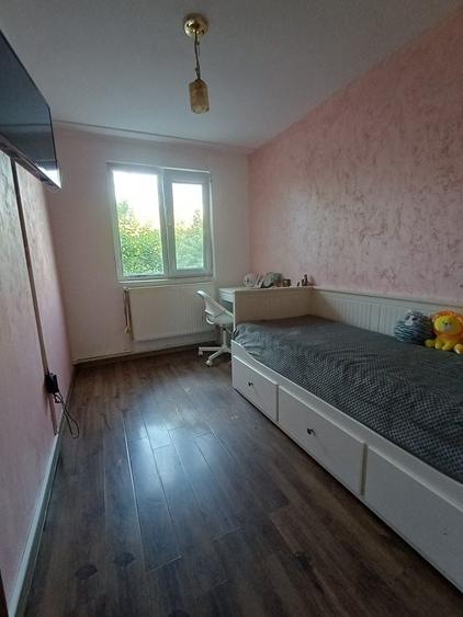 Vand Apartament cu 3 camere , etaj 1 - 2