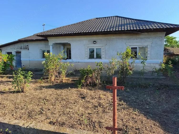 Casă cu Teren 1629 Mp în Săceni