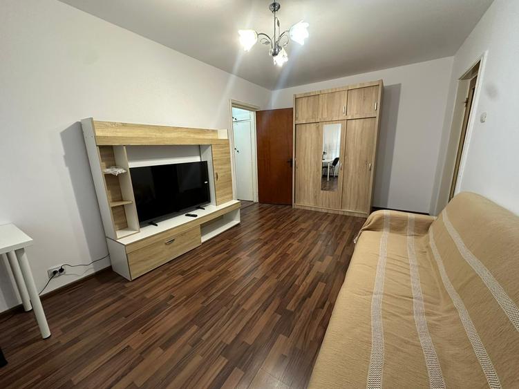 Apartament cu 3 camere semidecomandat în Gorjului