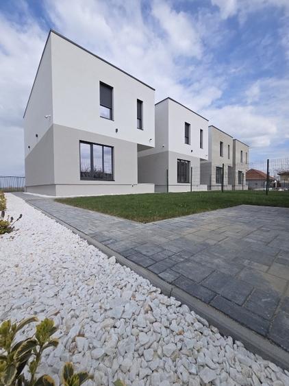 Duplex cu 5 camere cu Canalizare în Covaci