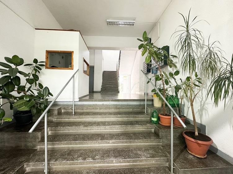 Piața Alba Iulia nr. 1 — decomandat, etaj 2, vedere spre rond - 15
