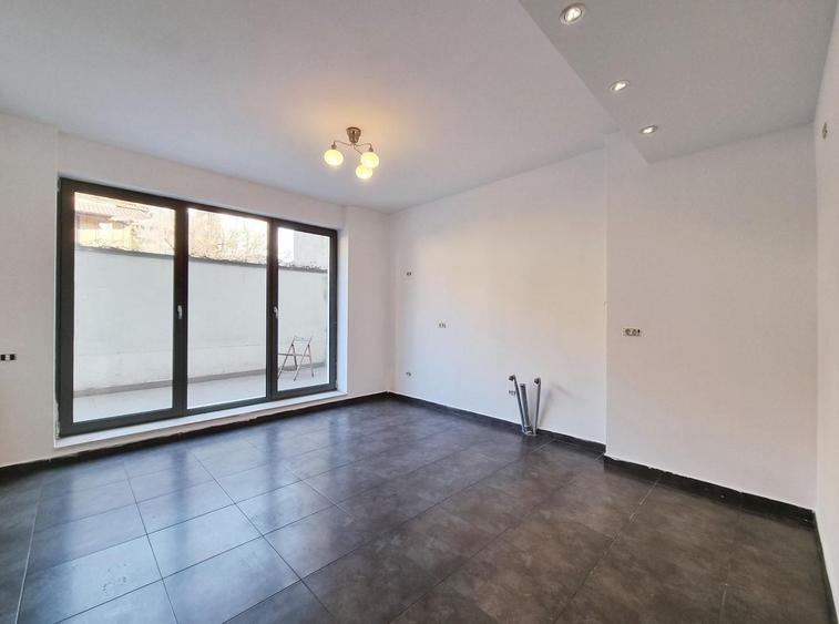 Apartament cu 4 camere semidecomandat în Capitale