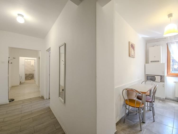 Apartament cu 3 camere decomandat, mobilat în Central