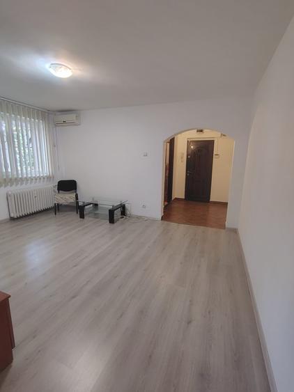 Apartament cu 3 camere semidecomandat, mobilat în Drumul Taberei — fotografia 1