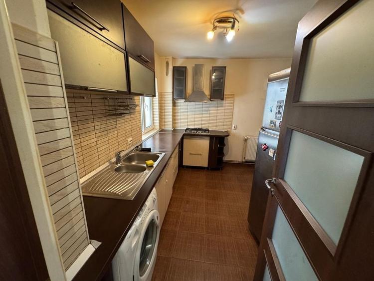 Apartament cu 3 camere semidecomandat, mobilat în Rahova