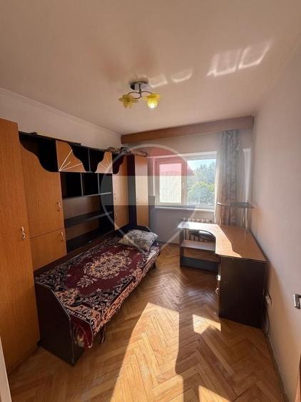 Apartament cu 3 camere decomandat, mobilat în Traian