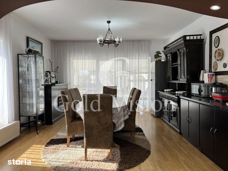 Casă cu 7 camere cu Teren 2000 Mp în Central