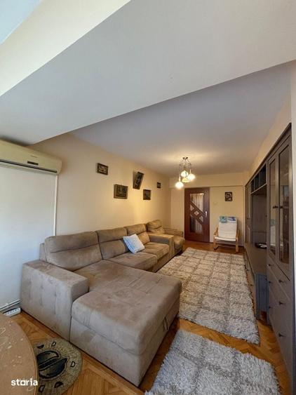 Apartament cu 4 camere decomandat în Rovine