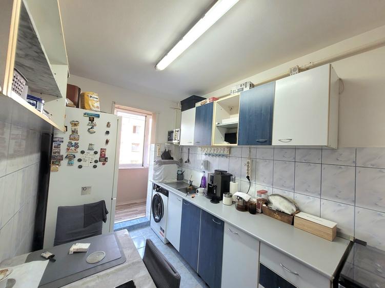 Apartament cu 3 camere decomandat în Florilor