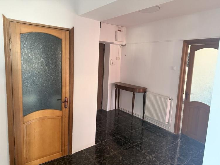 Apartament cu 3 camere decomandat în Albești