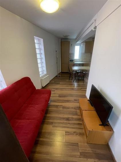 Apartament cu 2 camere semidecomandat, mobilat în Central