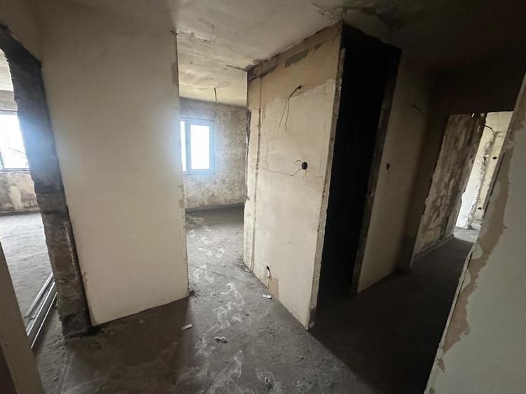 Apartament cu 3 camere decomandat în Croici