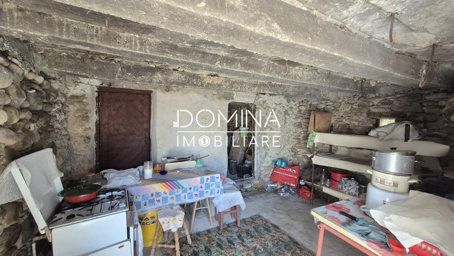 Casă individuală cu 3 camere cu Teren 3272 Mp în Scoarța