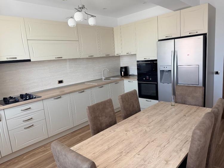 Apartament cu 3 camere decomandat, mobilat în Tractorul
