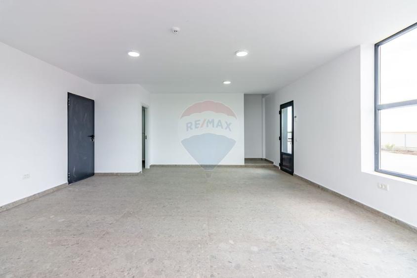 Spațiu comercial, de 560 mp, în Balotești