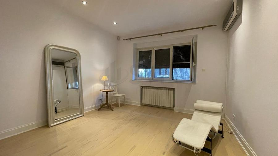 Apartament cu 5 camere semidecomandat, mobilat în Capitale
