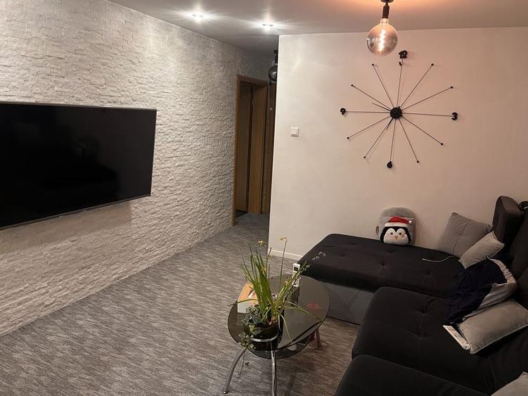 Apartament cu 3 camere decomandat, mobilat în Cedonia