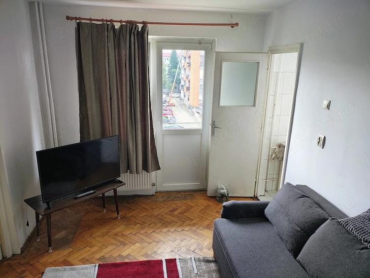 Apartament cu 2 camere semidecomandat în P-ța Doina