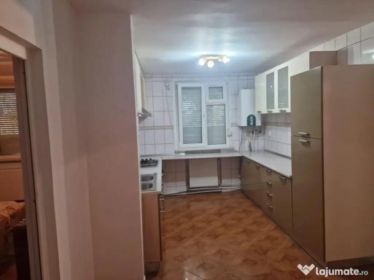 Apartament cu 3 camere decomandat în Mărăței
