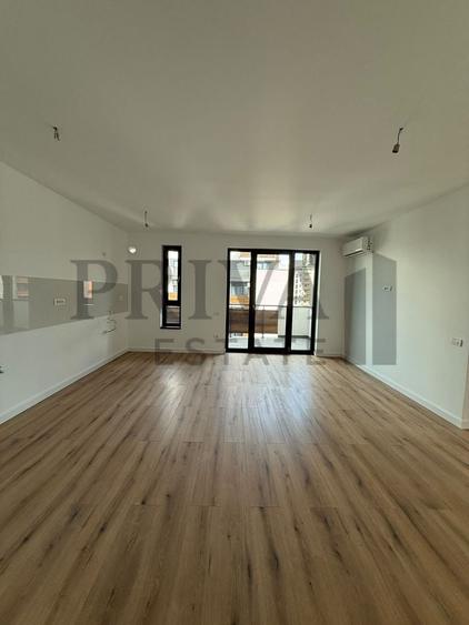 Apartament cu 3 camere semidecomandat în Torontalului