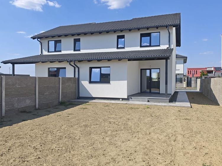 Duplex cu 4 camere cu Canalizare în Exterior Vest