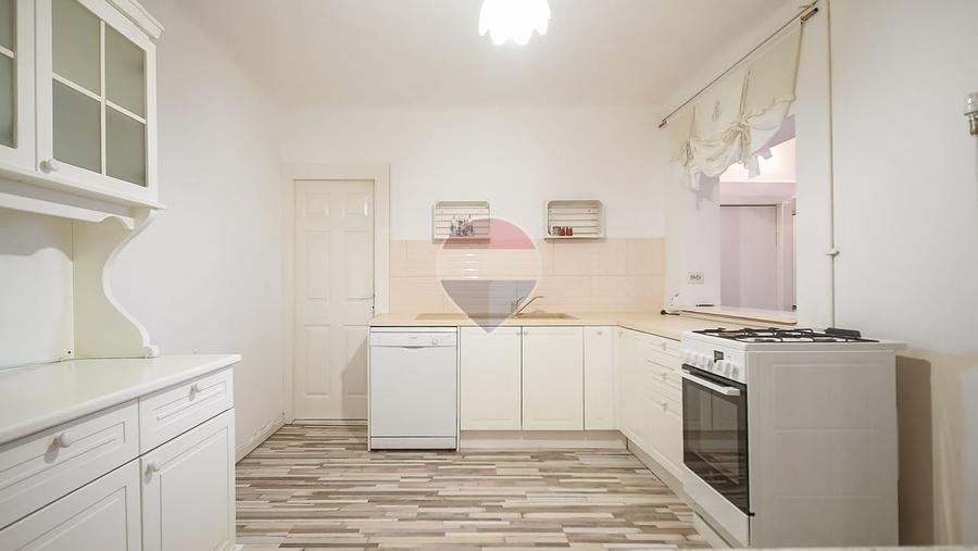 Apartament cu 4 camere semidecomandat, mobilat în Tractorul
