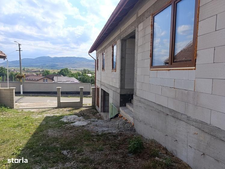 Casă cu 4 camere în Brăișoru