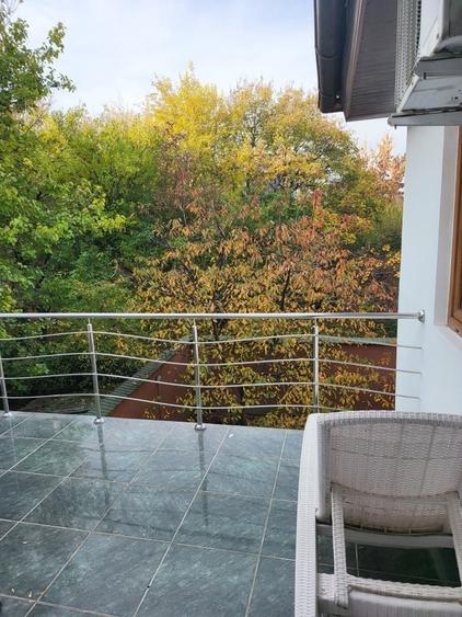 Casă individuală cu 12 camere cu Teren 350 Mp în Central