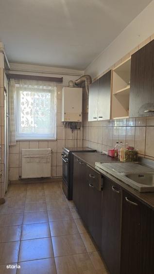 Apartament cu 3 camere decomandat în Vitrometan