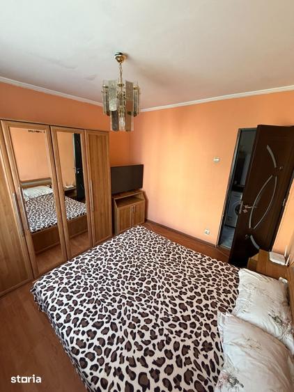 Apartament cu 3 camere semidecomandat în Craiovița Nouă