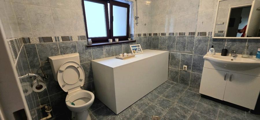 Apartament cu 4 camere decomandat, mobilat în Dacia
