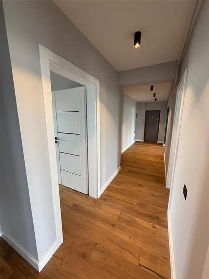 Apartament cu 3 camere decomandat în Tractorul