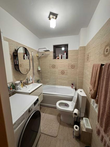 Apartament cu 3 camere semidecomandat în Rahova