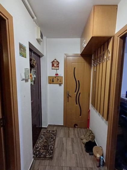 Apartament cu 3 camere semidecomandat în Dâmbu Pietros