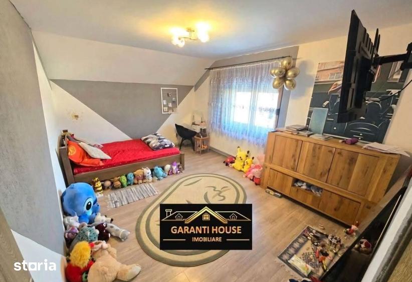 Casă cu 6 camere cu Teren 495 Mp în Recea
