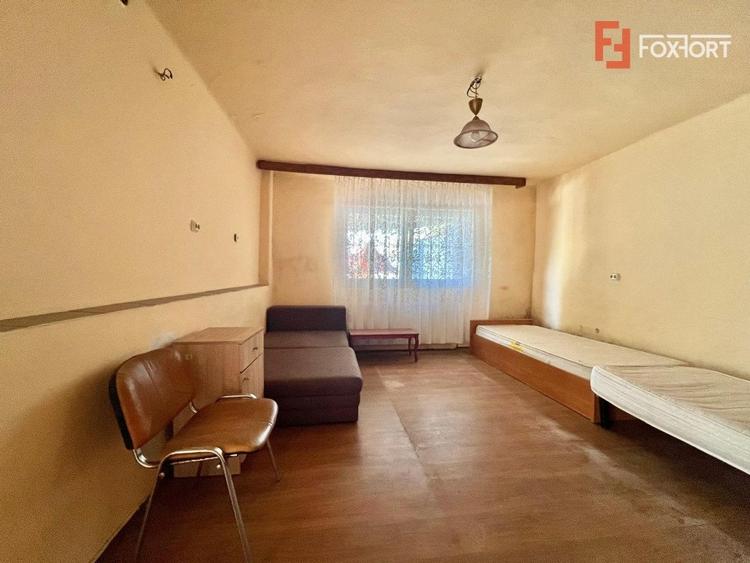 Casă individuală cu 6 camere cu Canalizare în Lipovei