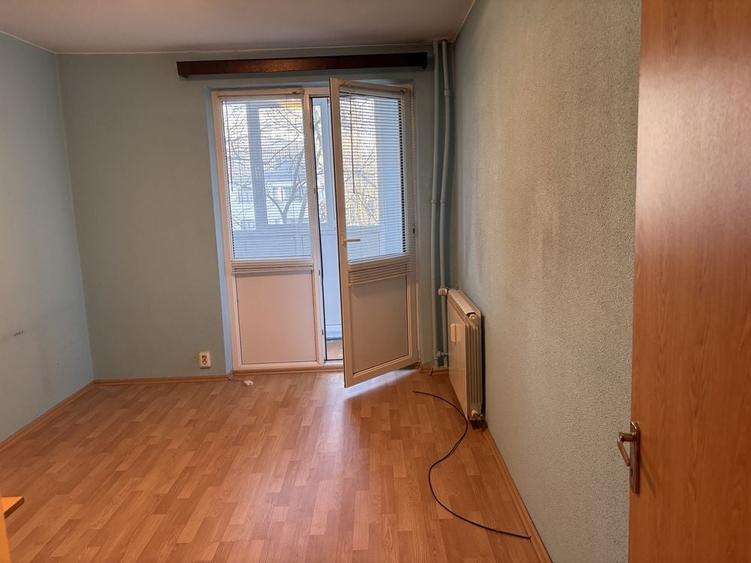 Apartament cu 3 camere semidecomandat în Gorjului