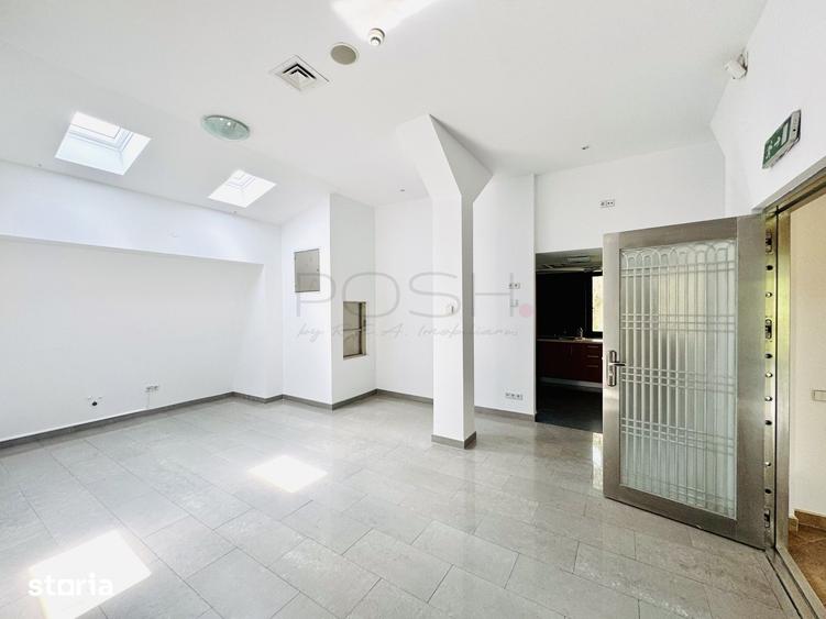 Casă cu 10 camere cu Teren 380 Mp în Băneasa
