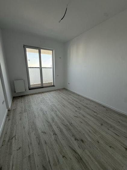 Apartament cu 3 camere decomandat în Roșu