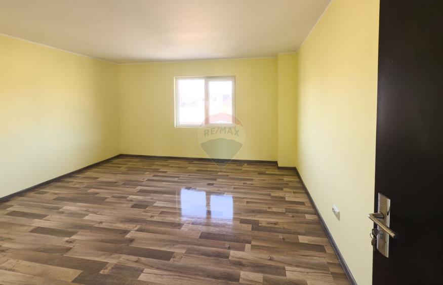Casă cu 8 camere cu Teren 440 Mp în Central