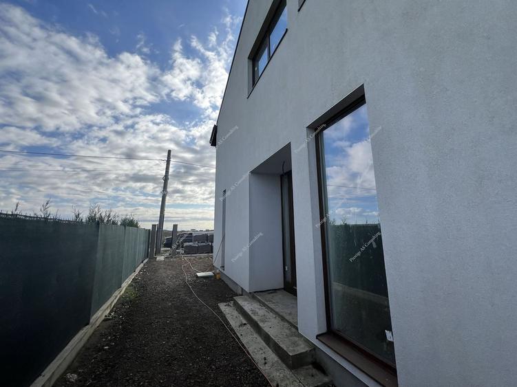Duplex cu 4 camere cu Canalizare în Moșnița Nouă