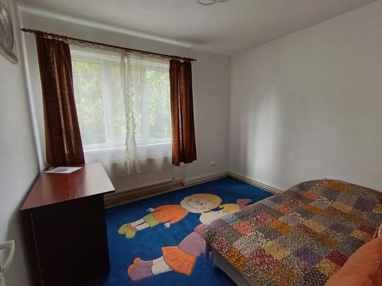 Apartament cu 4 camere semidecomandat, mobilat în Săsar