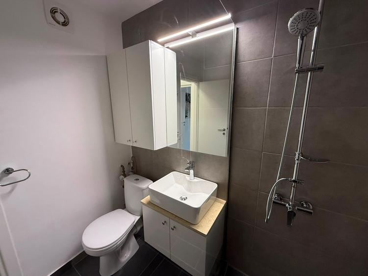 Apartament cu 3 camere semidecomandat în 13 Septembrie